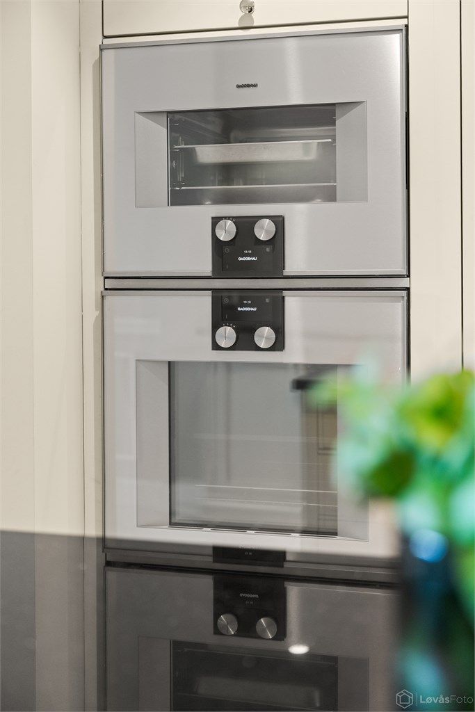 Alle hvitevarer er integrert og leveres av Gaggenau, inkludert stekeovn og dampovn.