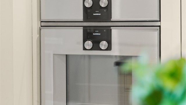 Alle hvitevarer er integrert og leveres av Gaggenau, inkludert stekeovn og dampovn.