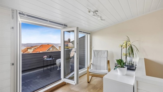 Det er direkte utgang til vest-vendt balkong på 11 kvm med flott utsikt mot Oslofjorden.