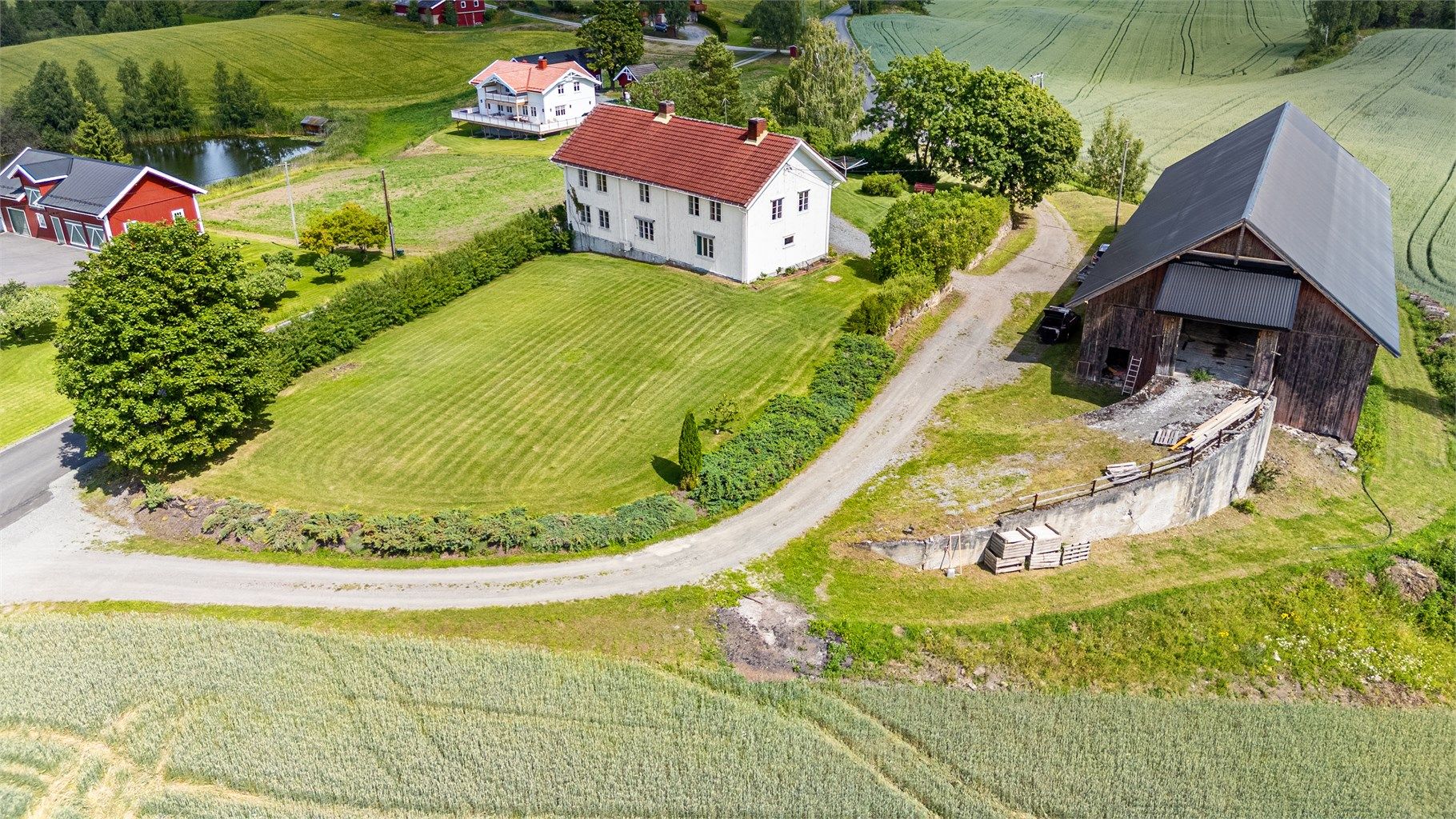 Oversiktsbilde som viser eiendommens plassering i et rolig og landlig område.