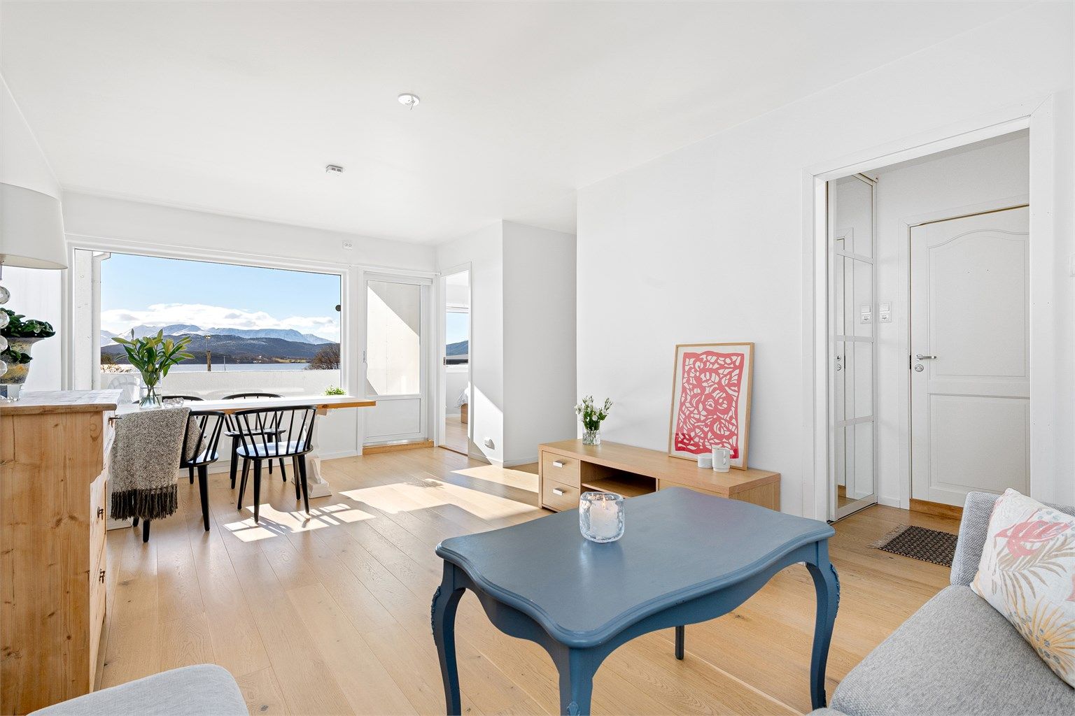 Krogsveen Sunnmøre v/Daglig leder/Eiendomsmegler Preben Willmann har gleden av å presentere en flott tiltalende andelsleilighet med heis og flott utsikt i Borgundfjordvegen 97 i Furmyra