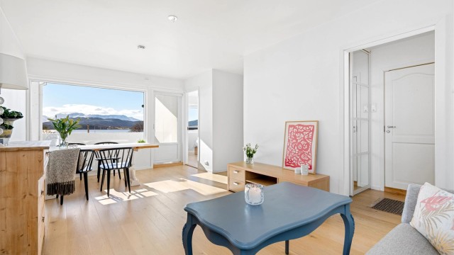 Krogsveen Sunnmøre v/Daglig leder/Eiendomsmegler Preben Willmann har gleden av å presentere en flott tiltalende andelsleilighet med heis og flott utsikt i Borgundfjordvegen 97 i Furmyra