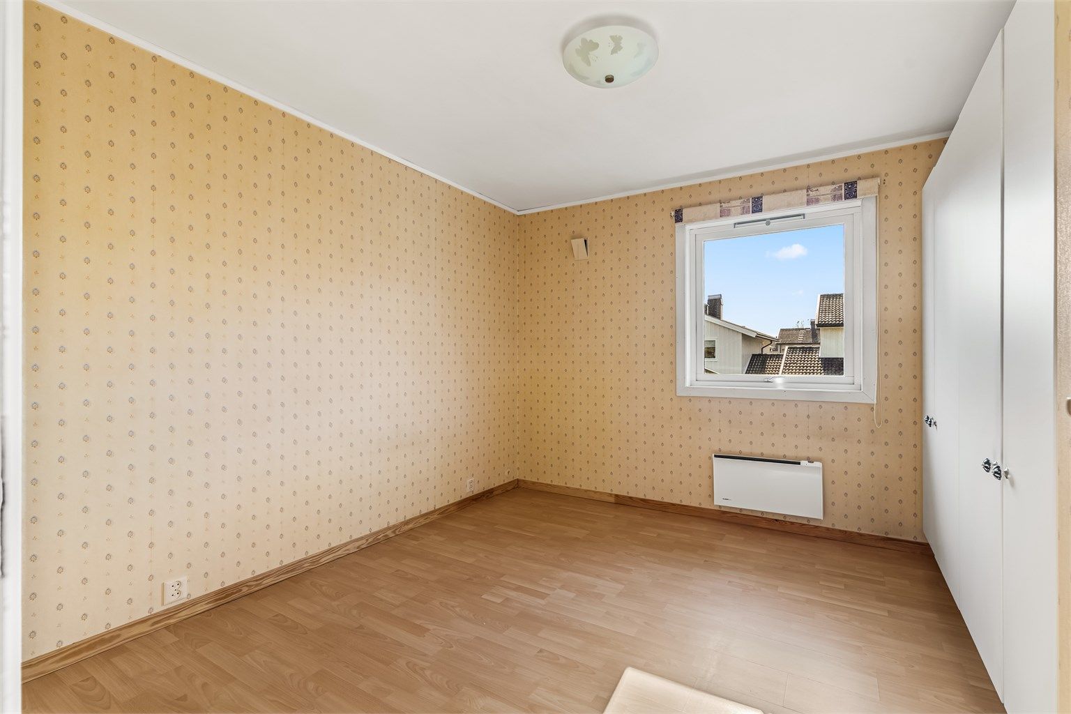 Soverom med laminatgulv og god plass til dobbeltseng.
