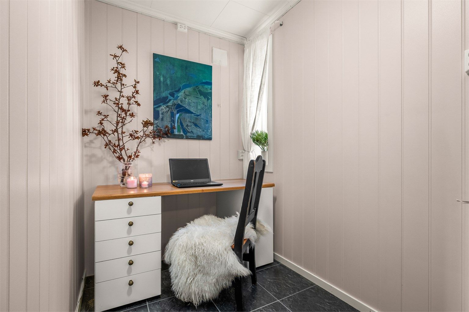 Gangen har plass til kontorløsning i enden, eller ytterligere lagringsmuligheter. 