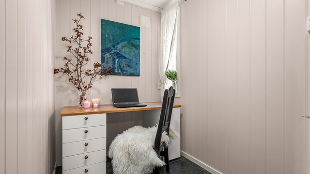 Gangen har plass til kontorløsning i enden, eller ytterligere lagringsmuligheter.