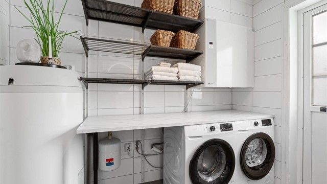 Bad - God plass til både vaskemaskin og tørketrommel, samt godt med benk- og oppbevaringsplass