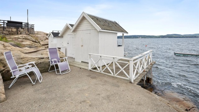 Eget badehus nede ved fjorden – perfekt for et morgenbad eller stille kveldsstunder ved vannkanten (bryggene medfølger ikke)