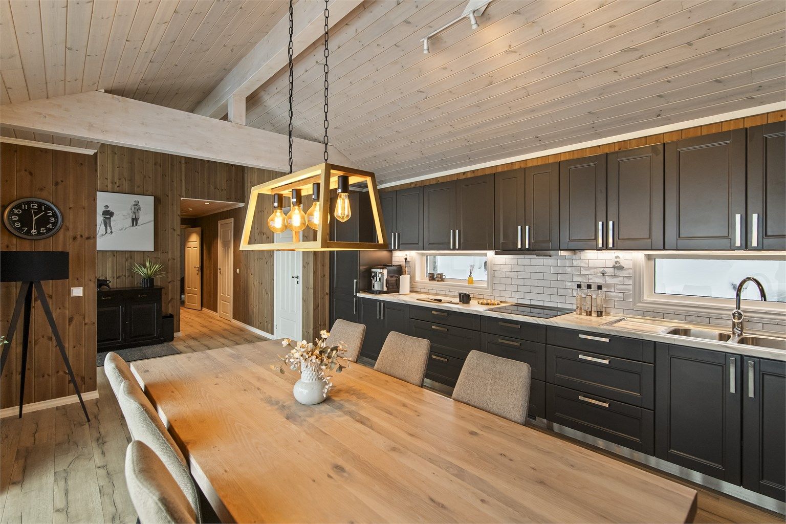 Kjøkken i sort profilerte fronter og med intergrerte hvitevarer