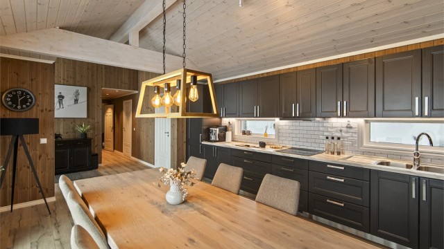 Kjøkken i sort profilerte fronter og med intergrerte hvitevarer