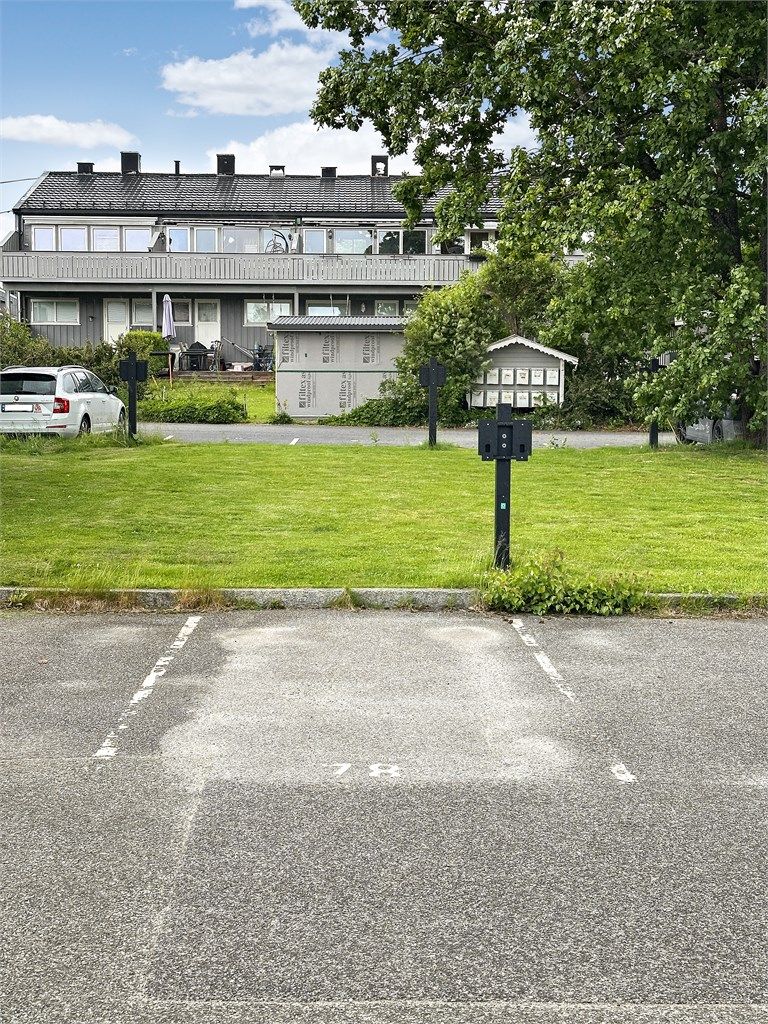 Det medfølger egen parkeringsplass merket med nr. 78, klargjort for elbillader.