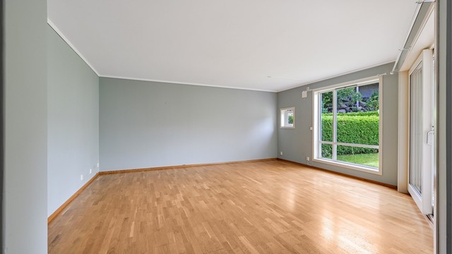 Stuen har parkett på gulv og malte veggflater.