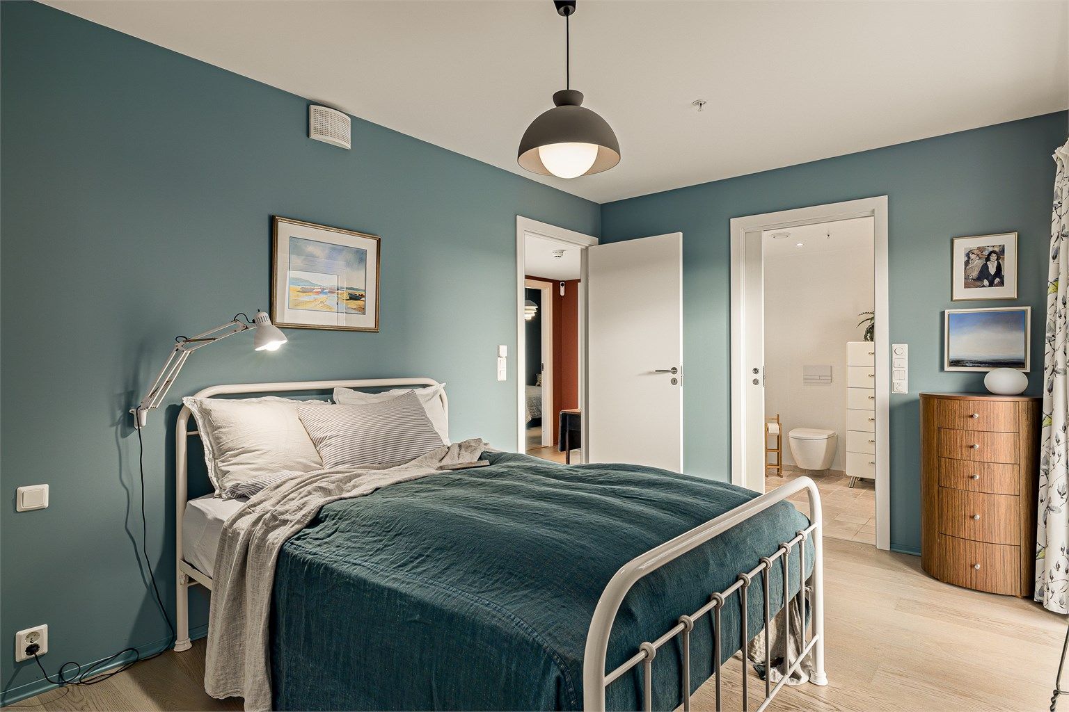 Hovedsoverommet har direkte tilgang til eget bad.