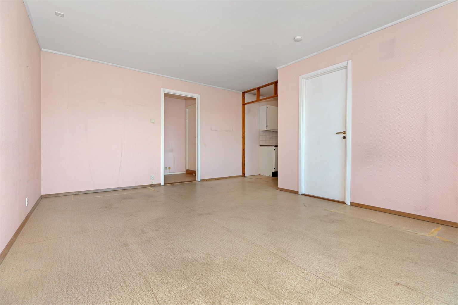 God plass til både sofagruppe og spiseplass. Kjøkkenet ligger i åpen løsning mot stuen.