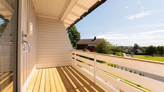 Gode solforhold er det også på verandaen som i 2026 er oppgradert med nytt gulv.