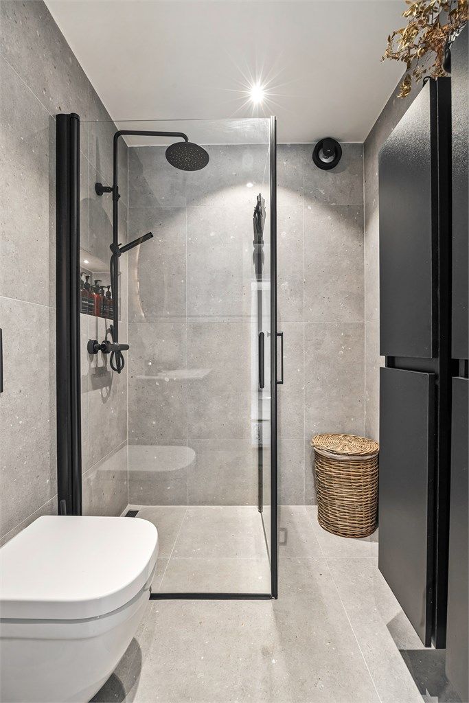 Badet har dusjhjørne med regnfallsdusj, downlights i tak og varmekabler i gulv.
