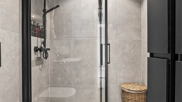 Badet har dusjhjørne med regnfallsdusj, downlights i tak og varmekabler i gulv.