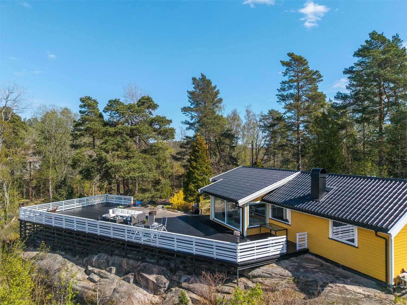 Her kan du virkelig senke skuldrene og nyte rolige dager omgitt av natur, lys og gode solforhold. Hytta er oppført over ett plan og har en praktisk planløsning som legger til rette for et enkelt og behagelig hytteliv