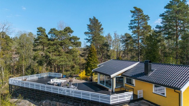 Her kan du virkelig senke skuldrene og nyte rolige dager omgitt av natur, lys og gode solforhold. Hytta er oppført over ett plan og har en praktisk planløsning som legger til rette for et enkelt og behagelig hytteliv