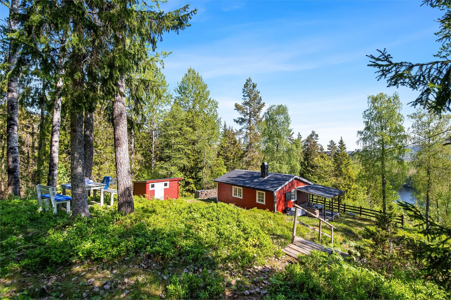 Eiendommen er omkranset av frodig skog, noe som gir en rolig og fredfull atmosfære. Det åpne terrenget rundt hytta inviterer til både lek og moro for store og små – et perfekt sted for utendørsaktiviteter og kvalitetstid med familien. 
