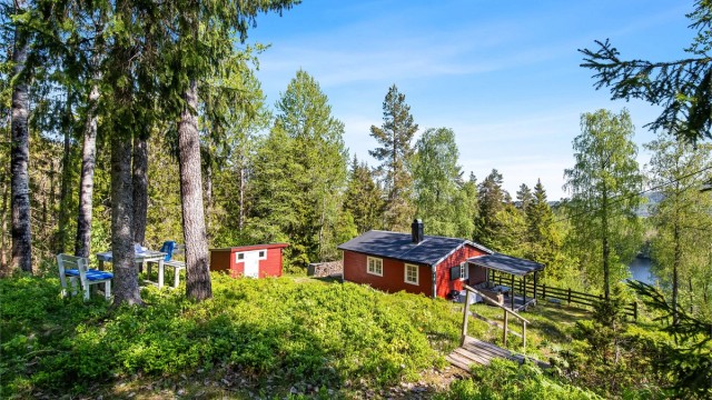 Eiendommen er omkranset av frodig skog, noe som gir en rolig og fredfull atmosfære. Det åpne terrenget rundt hytta inviterer til både lek og moro for store og små – et perfekt sted for utendørsaktiviteter og kvalitetstid med familien.