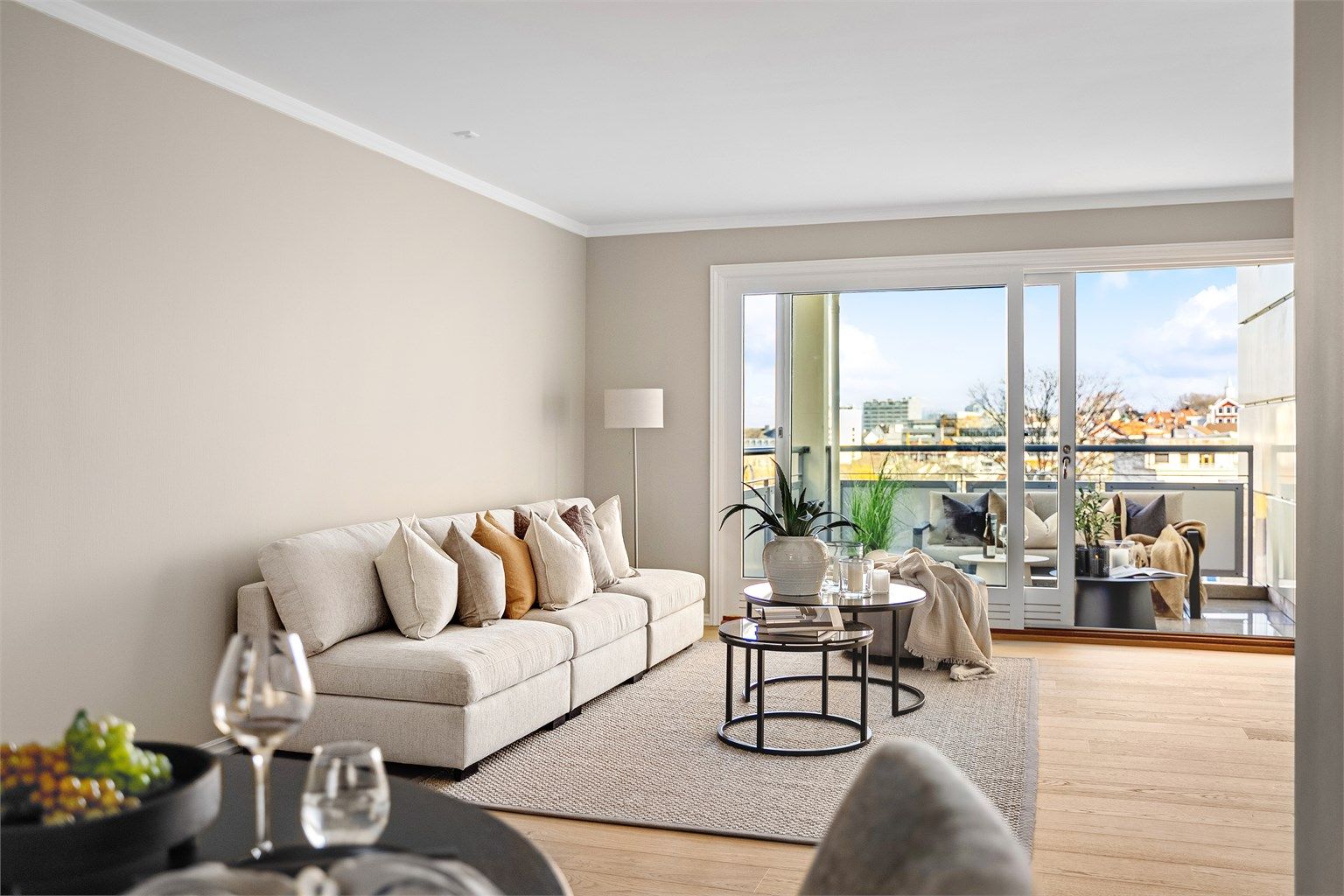 Sosial åpen løsning fra spisestue og kjøkken mot stue. 