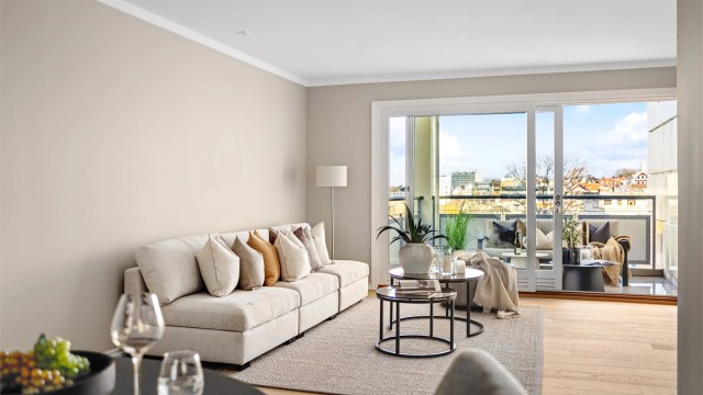 Sosial åpen løsning fra spisestue og kjøkken mot stue.