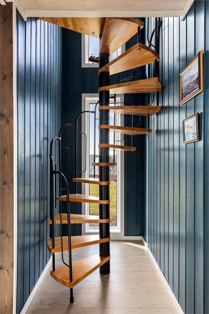 Trappa som fører opp til 2. etasje snirkler seg opp og opptar lite plass av rommet.