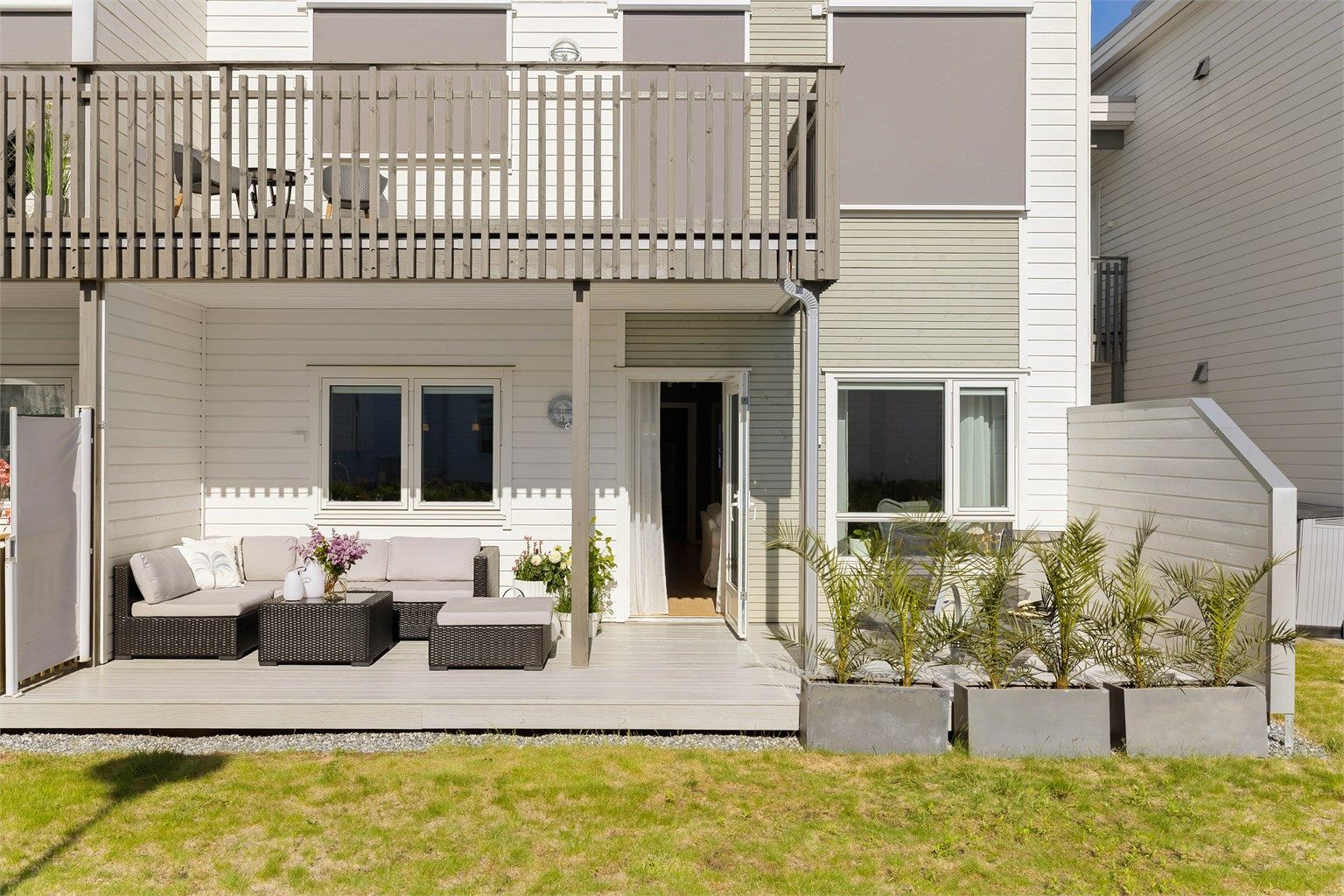 Plenen rundt terrassen er per definisjon fellesareal og klippes i regi av sameiet.