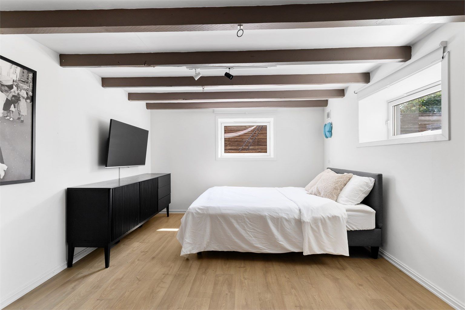 Rommet er stort og godt, med god oppbevaringsmuligheter  i stor skyvedørsgarderobe. 