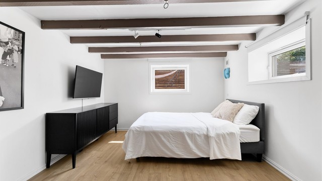 Rommet er stort og godt, med god oppbevaringsmuligheter i stor skyvedørsgarderobe.