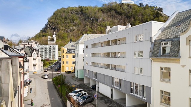 Skaregata 10B ligger i et rolig sentrumsområde. Bare noen hundre meter fra eiendommen ligger tursti som leder til både Byparken (600m unna) og til Borgernes veg, bak Byfjellet