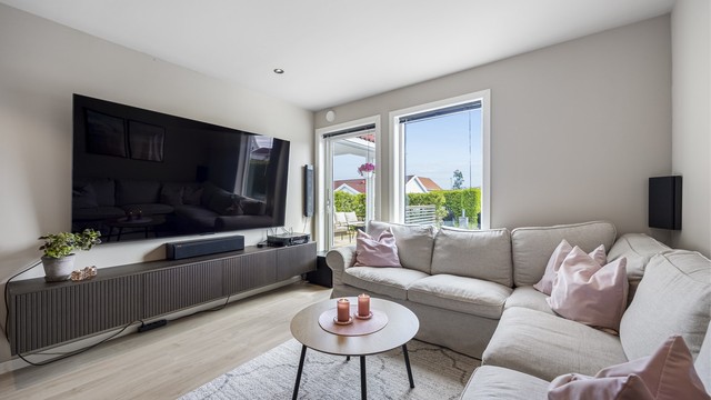 Stuen har direkte utgang til en stor terrasse og hage.
Foto: Hallvard Rimereit