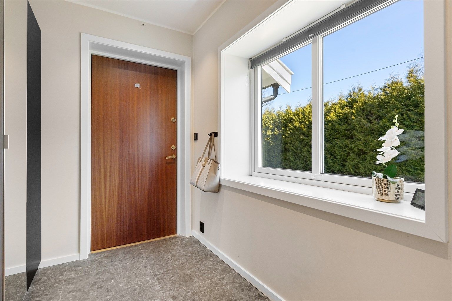 Lys og romslig entré