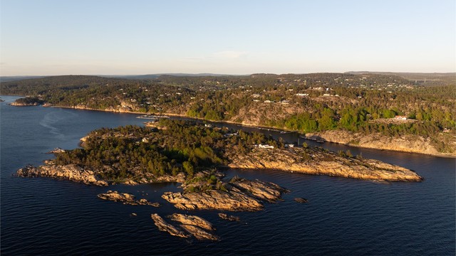 Områdene langs Singlefjordens østside er veletablert og ettertraktet for ferie og fritid. Majoriteten av fritidseiendommer er på fastlandet - innenfor Store Mørvikholmen.