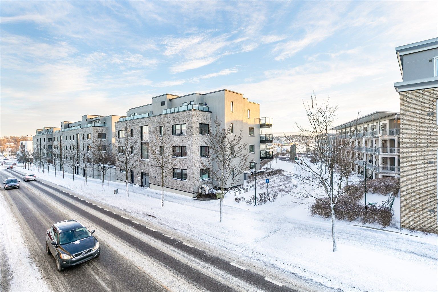 Innenfor 3-4 minutters gange fra når du til både dagligvarebutikk, hyggelige kafeer og fine badestrender.