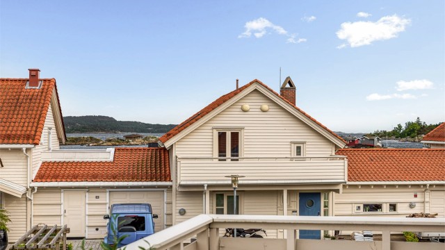 Fra soverom og terrassen utenfor har du utsikt mot sjøen.