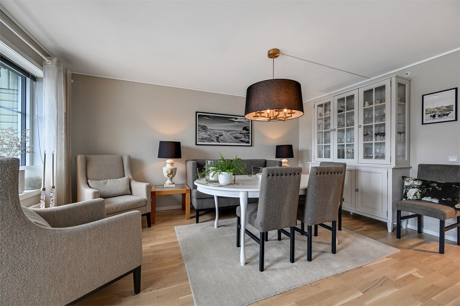  Løsningen over to plan gir boligen en fin soneinndeling mellom sosiale rom og mer private soner, og bidrar til en svært funksjonell og familievennlig planløsning.