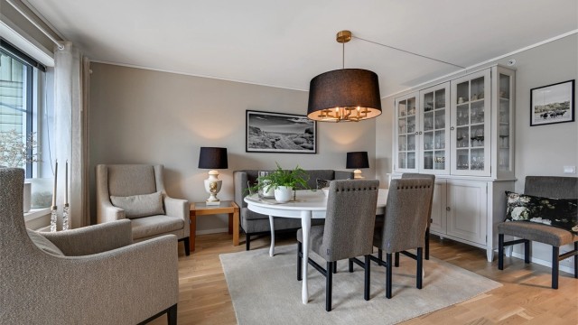 Løsningen over to plan gir boligen en fin soneinndeling mellom sosiale rom og mer private soner, og bidrar til en svært funksjonell og familievennlig planløsning.