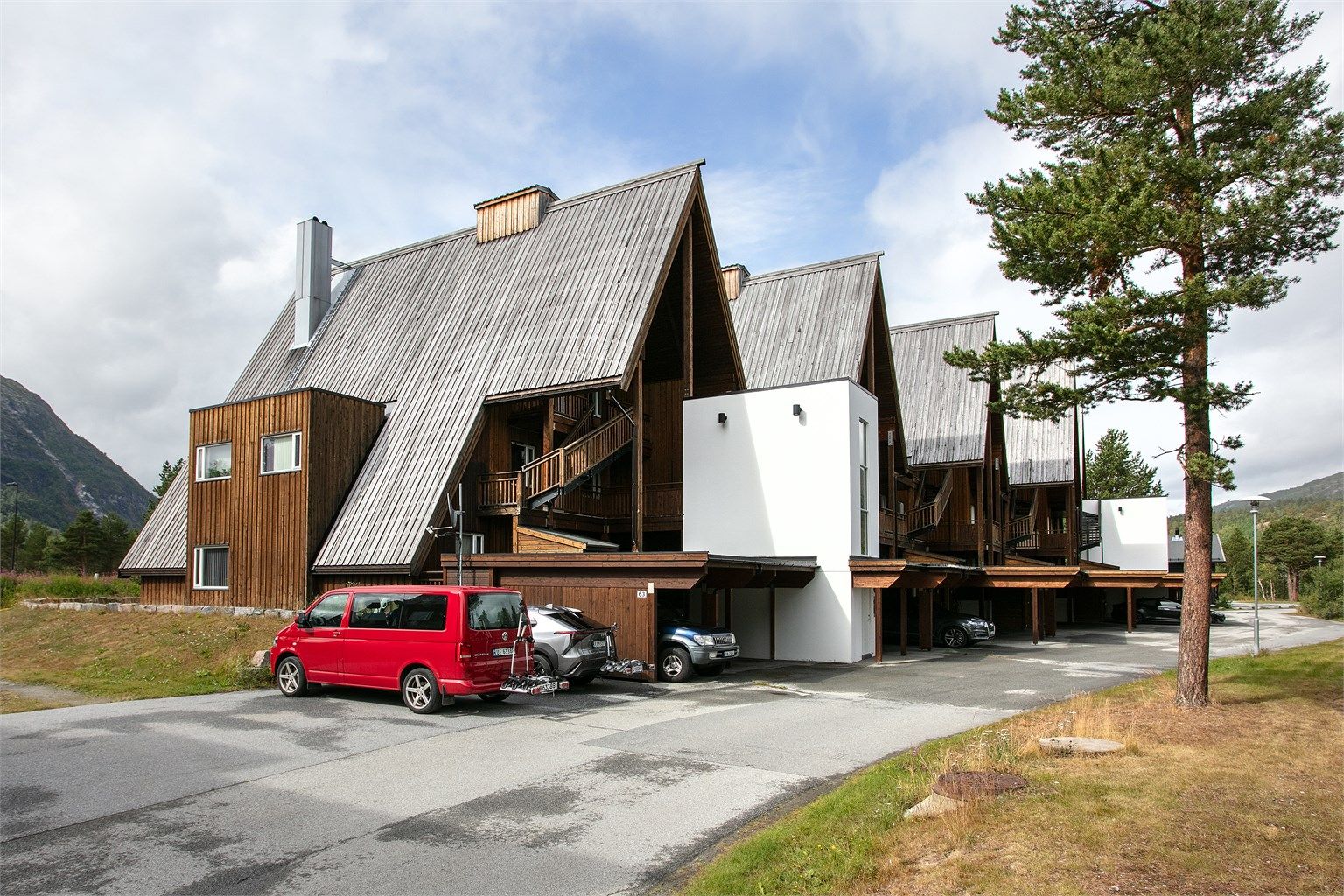 Fritidseiendommen er oppført i 2006 med karakteristiske saltak og trekledning.
