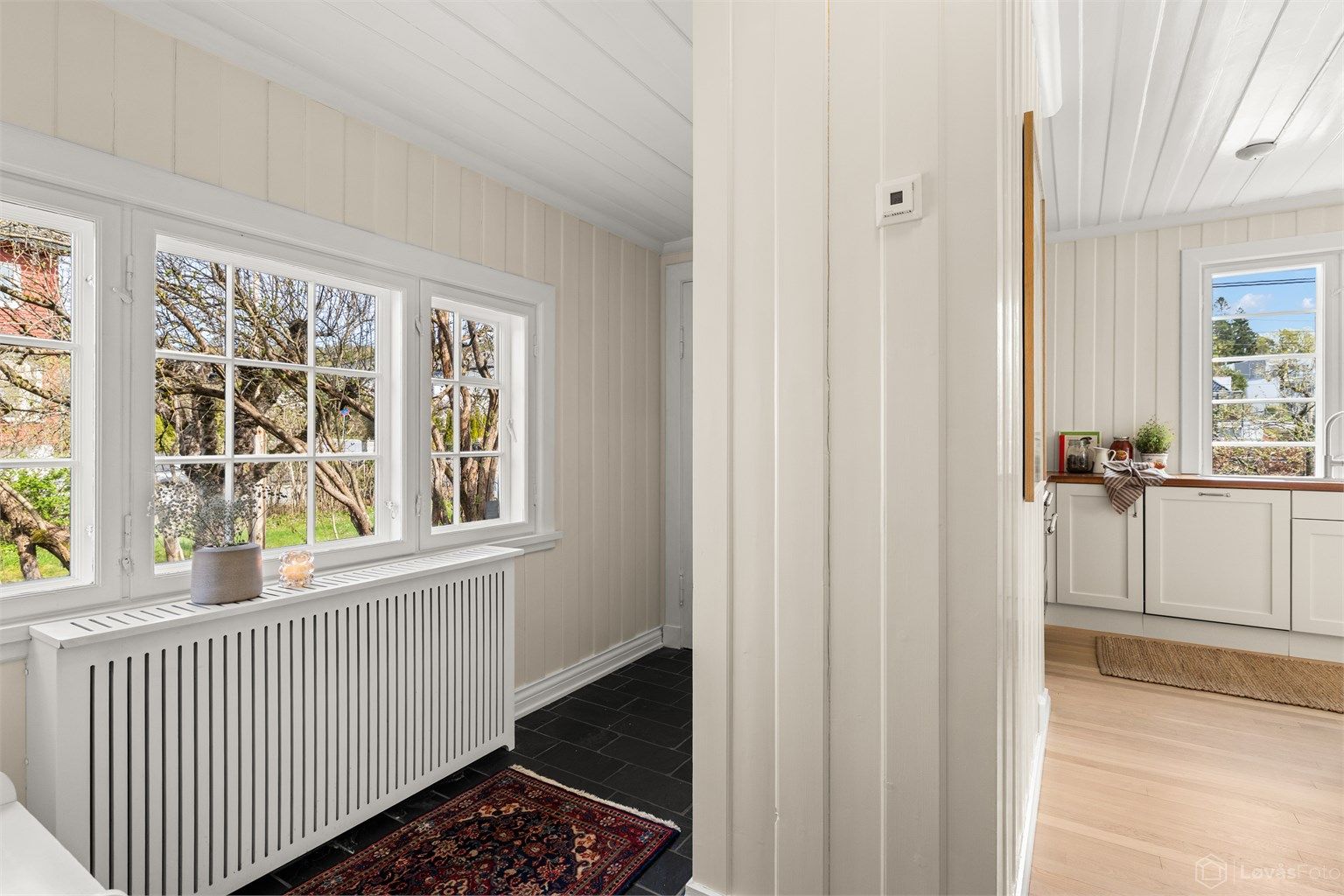 Entré 2/gang med gulvfliser med varmekabler og utgang til hagen