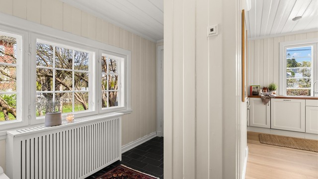 Entré 2/gang med gulvfliser med varmekabler og utgang til hagen