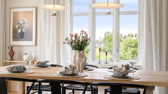 Store vindusflater slipper inn rikelig med dagslys i oppholdsrommene.