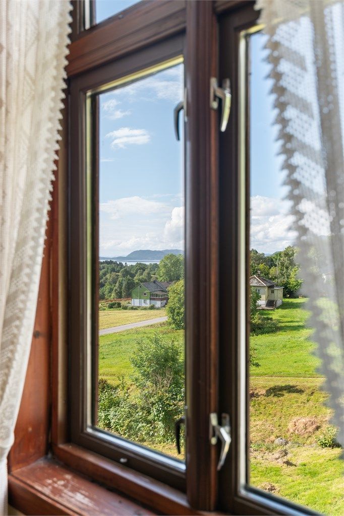 - Utsikt fra vinduet utover det omkringliggende kulturlandskapet og fjorden -
