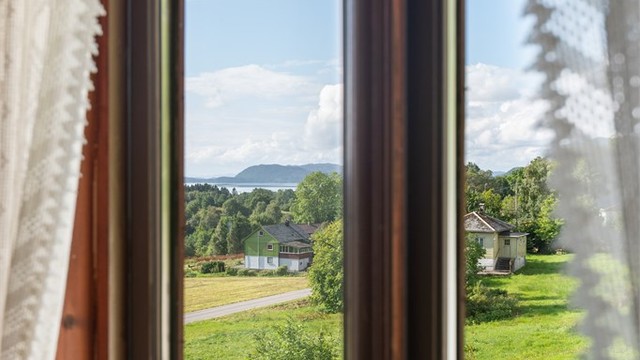 - Utsikt fra vinduet utover det omkringliggende kulturlandskapet og fjorden -