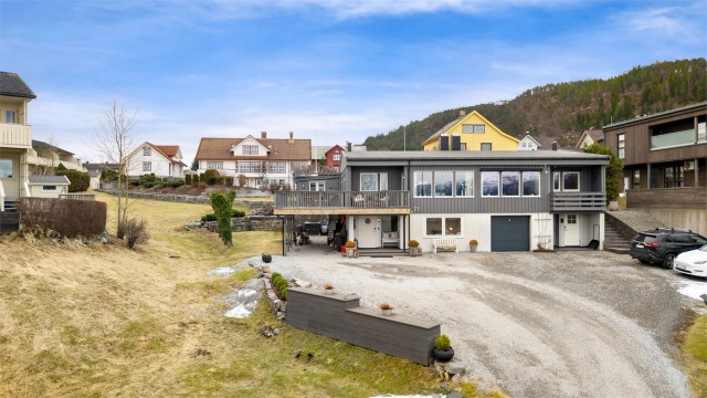 Eiendommen ligger attraktivt til i et etablert boligområde uten gjennomgangstrafikk