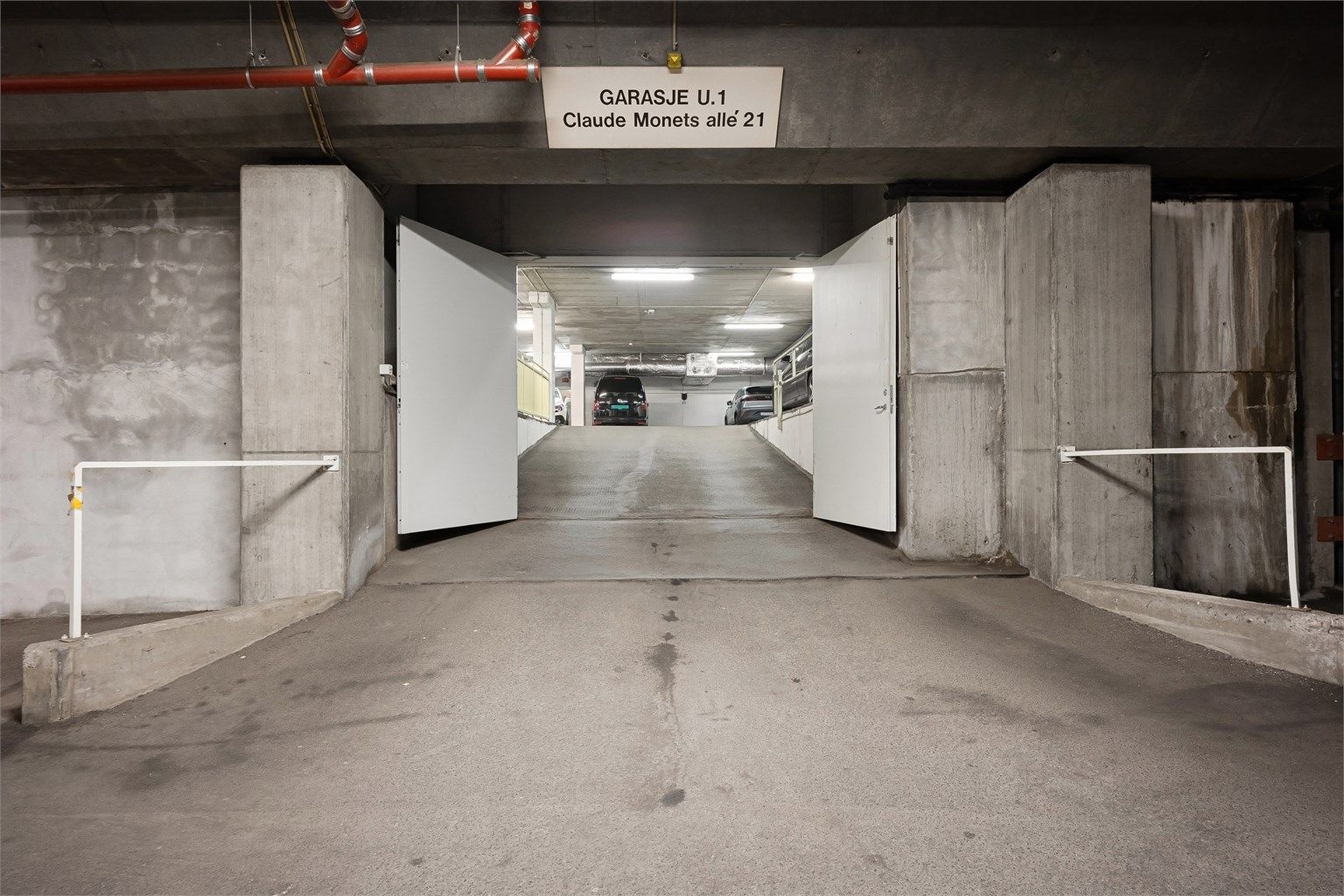 Med leiligheten følger én garasjeplass i felles garasjeanlegg