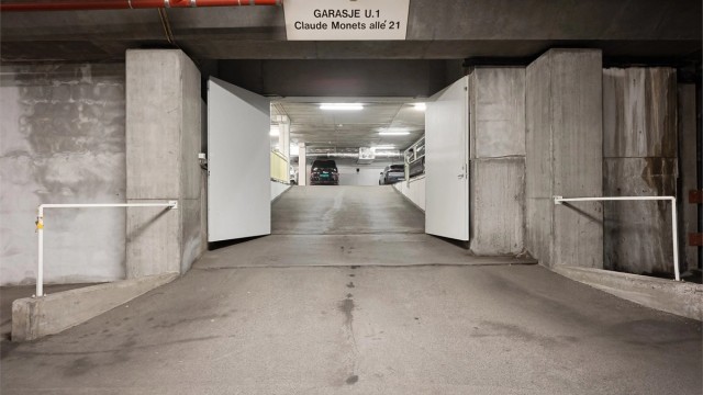 Med leiligheten følger én garasjeplass i felles garasjeanlegg