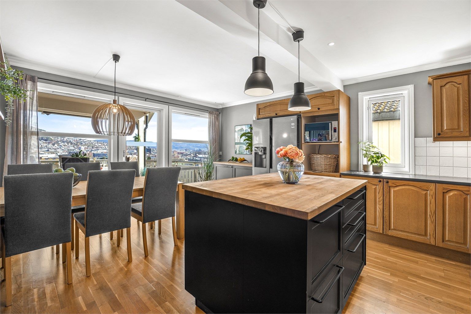 Kjøkkenøya gir ekstra arbeidsflate og oppbevaring. Fra spiseplassen kan utsikten nytes under måltidene.