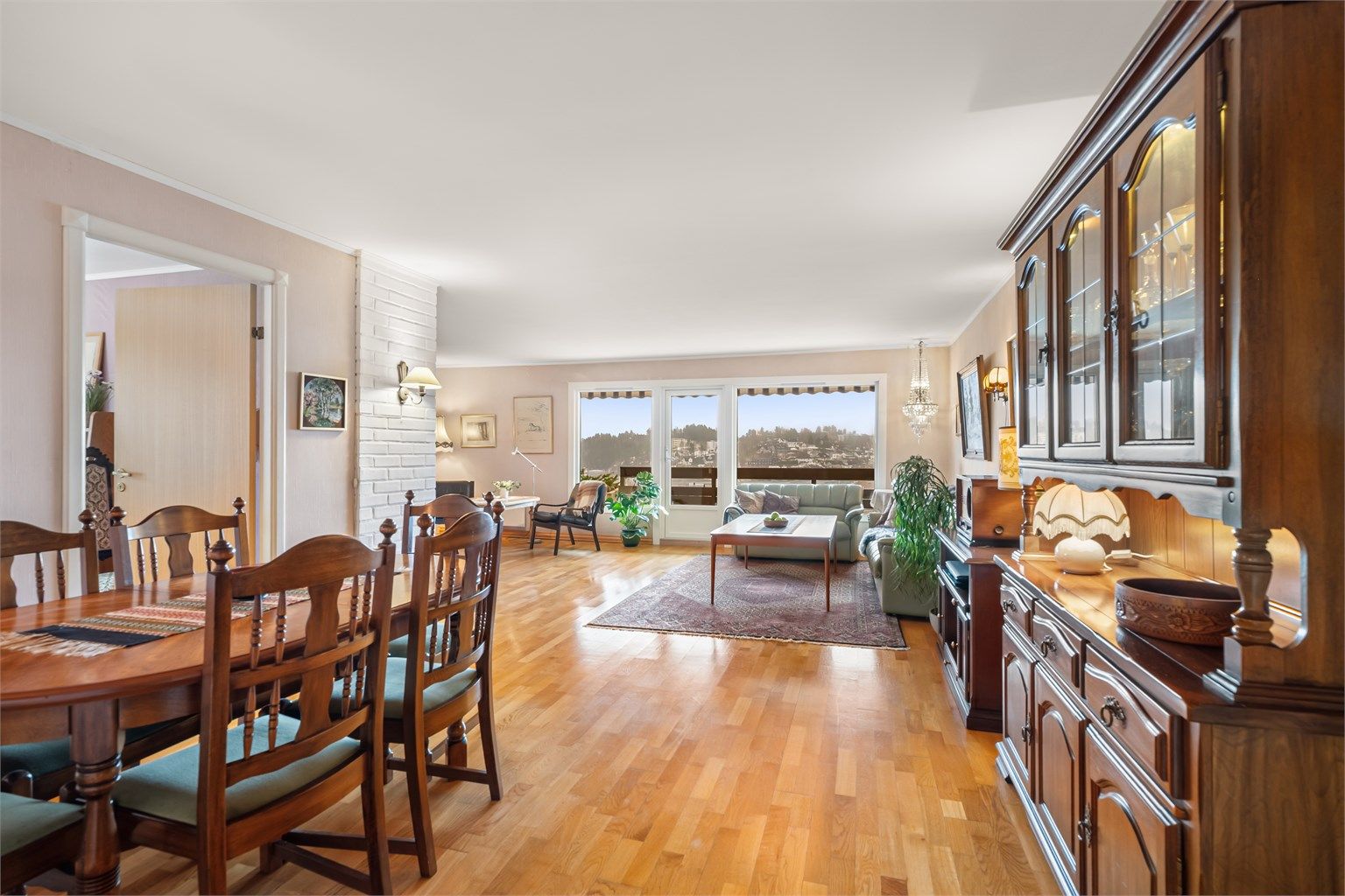 Leiligheten er på 131 kvm og består av entré/gang, to bad, stue/spisestue, kjøkken, to soverom og bod