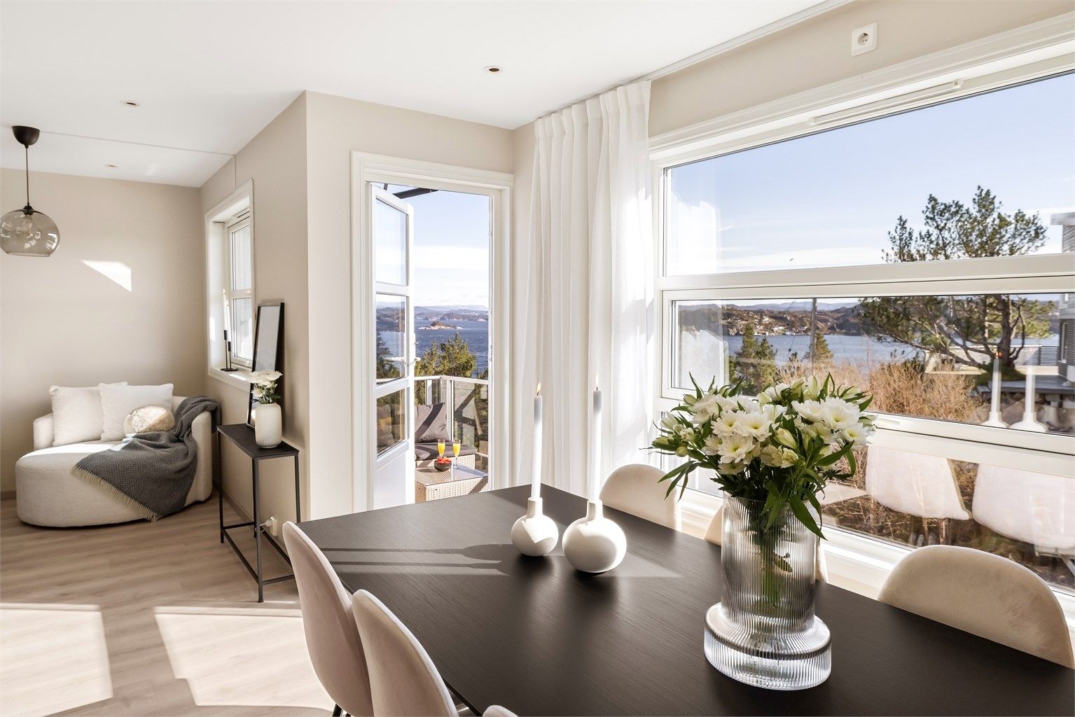 Christer Haugen inviterer deg til visning på en særdeles lekker leilighet med nydelig utsikt mot sjøen